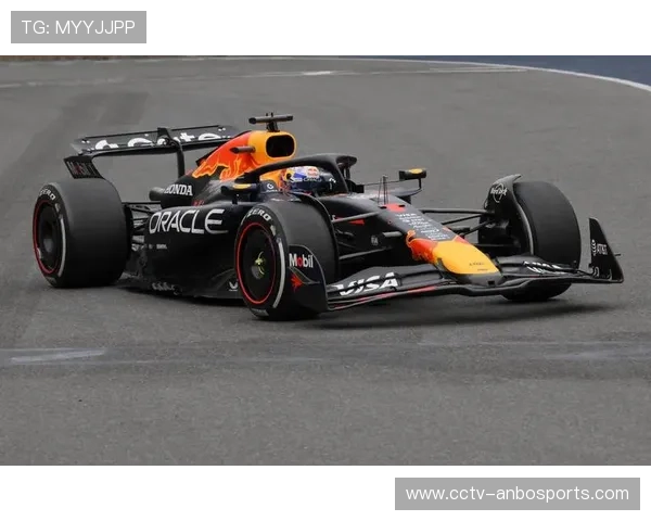 维斯塔潘赛前凝视赛车，四届世界冠军面临背水一战